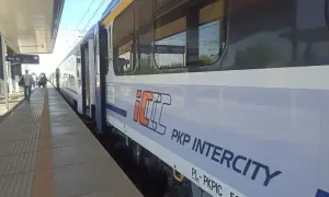Pociąg PKP Intercity na peronie, gotowy do podróży ze Szczecina do Łodzi.