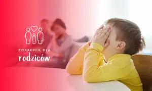 Chłopiec introwertyk zakrywa twarz dłońmi. W tle niewyraźna rodzina i napis "Poradnik dla rodziców".