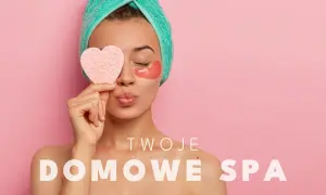 Kobieta z ręcznikiem na głowie i płatkami pod oczy, trzymająca serduszko. Czas na Twoje domowe spa.
