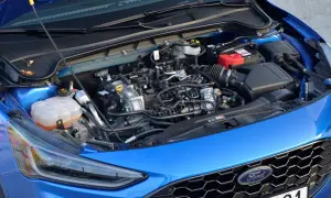 Silnik ecoboost w niebieskim Fordzie, gotowy do drogi.