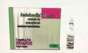 Opakowanie leku Amiokordin 50 mg/ml, roztwór do wstrzykiwań, wraz z ampułką. Zawiera 5 ampułek po 3 ml.