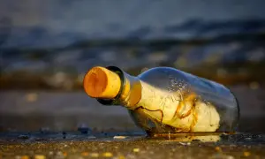 Butelka z wiadomością na plaży. Zastanawiasz się, co napisać do byłej dziewczyny? Może to jest ta wiadomość.