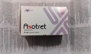 Opakowanie leku Axotret z kapsułkami miękkimi.