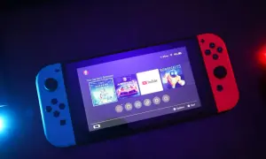 Konsola Nintendo Switch z grami "The Gardens Between", "Asphalt", "Robonauts" i YouTube. To jak przenośny emulator gier, który pozwala na zabawę w dowolnym miejscu.