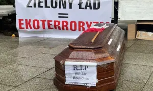 Trumna z napisem "R.I.P. Polskie Rolnictwo" i flagą Polski symbolizuje protest przeciwko polityce, która jest postrzegana jako wylęgarnia zła dla rolników.