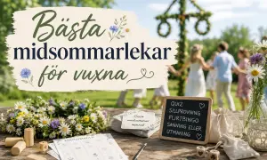 Bästa midsommarlekar för vuxna. En krans, spelkort och tärningar ligger på ett träbord. I bakgrunden dansar folk runt en midsommarstång.