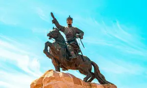 Statue équestre d'un guerrier, symbole de la descendance de Gengis Khan, sous un ciel bleu éclatant.