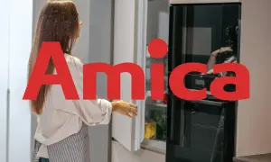 Kobieta otwiera lodówkę Amica, polską firmę znaną z produkcji sprzętu AGD.
