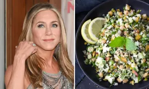 Jennifer Aniston-inspirerad sallad med quinoa, kikärtor och fetaost. Ett hälsosamt jennifer aniston sallad recept.