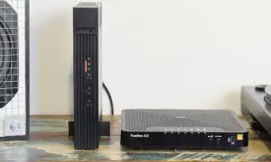 Dwa routery Orange: pionowy FunBox z logo i poziomy FunBox 3.0.