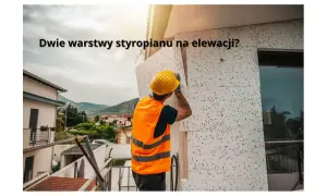 Budowlaniec montuje dwie warstwy styropianu na elewacji domu.