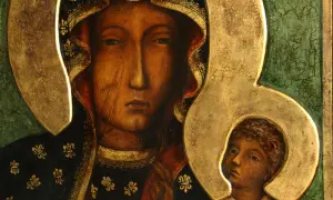 Ikona Matki Boskiej Częstochowskiej, której autorstwo jest nieznane, przedstawia Maryję z Dzieciątkiem Jezus na zielonym tle.