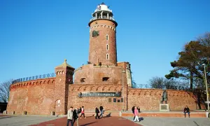 Ile schodów ma latarnia morska w Kołobrzegu? Przygotuj się na wspinaczkę!