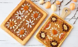 Wielkanocne mazurki ozdabiane bakaliami i orzechami, przypominające kwiaty.