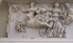 Bas-relief antique représentant Rhéa, l'épouse de Cronos, aux côtés d'un lion.