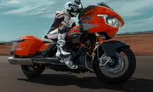 Pomarańczowy Harley-Davidson CVO z kierowcą w kombinezonie Alpinestars, pędzący po pustynnej drodze. To może być najdroższy motor na świecie.