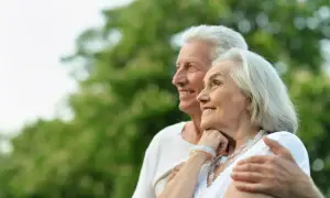 Uśmiechnięci seniorzy, szczęśliwi jakby właśnie otrzymali kartę seniora.
