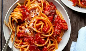 Un piatto di bucatini all'amatriciana, con guanciale croccante e pomodoro. Ecco come si fa l'amatriciana, un classico della cucina romana.