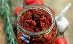 Pomodori secchi sott'olio, una ricetta pugliese che profuma di sole e tradizione. Un vasetto pieno di sapore, con aglio e rosmarino.