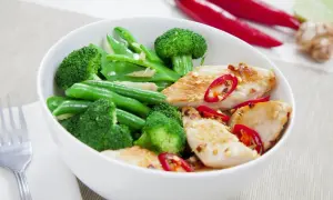 Miseczka z kurczakiem, brokułami i fasolką szparagową, posypana chili. Idealne danie na dieta białkowo tłuszczowa.