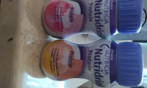 Dwa napoje Nutridrink Protein o różnych smakach, wspierające tycie.