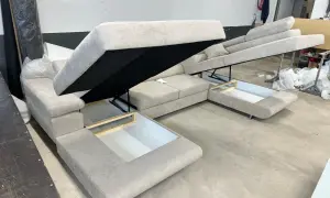 Sofa z systemem rozkładania Delfin, z otwartymi schowkami pod siedziskami.