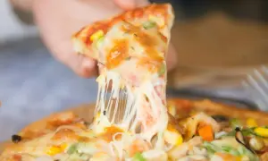 Jak odgrzać pizzę w mikrofali bez gumowatego ciasta i smaku