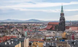 Widok na Świdnicę z górującą nad miastem katedrą. W oddali widać góry. To jedne z głównych świdnickich atrakcji.