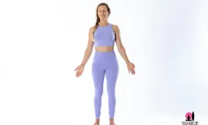 Donna in posizione della montagna yoga, con occhi chiusi e braccia aperte.