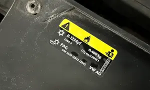 Naklejka z informacją o ilości czynnika klimatyzacji: R-1234yf, 0.460 kg. Katalog VW AG.