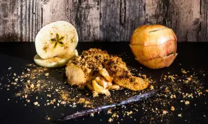 Ein köstlicher Apfel-Crumble mit Zimt, Äpfeln und einer Vanilleschote.