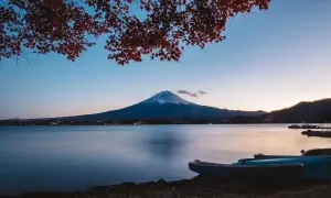 Zachód słońca nad jeziorem z widokiem na Fudżi. Zastanawiasz się, ile się leci do Japonii, by zobaczyć taki widok?