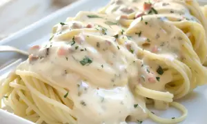 Spaghetti mit cremiger Sauce, Speckwürfeln und Petersilie. Ein köstliches Carbonara Rezept, das zum Genießen einlädt.