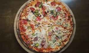 Duża pizza 50 cm z salami, pieczarkami i ogórkiem. Zastanawiasz się, ile kalorii ma pizza 50 cm?