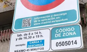Se puede aparcar en zona verde, excepto carga y descarga. Horario: 8-14h y 16:30-19h. Máximo 45 min. Código de zona 0505014.