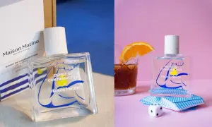 Perfumy Maison Matine Esprit de Contradiction w szklanej butelce z niebieskim wzorem. Obok kostka do gry i talia kart.
