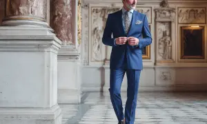 Elegante Abschlussfeier Kleidung für Eltern: Ein stilvoller Mann im blauen Nadelstreifenanzug, bereit für den besonderen Anlass.