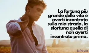 Un ragazzo con una camicia rosa, con una frase che dice cosa scrivere al proprio ragazzo: "La fortuna più grande della vita è averti incontrato sulla mia strada".