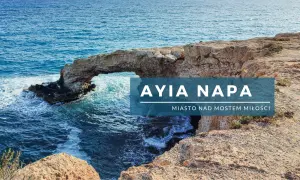 Skalisty łuk nad turkusowym morzem, symbol Ayia Napa i Mostu Miłości.