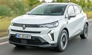 Biały Renault Captur 2026 w ruchu drogowym, widok z przodu.