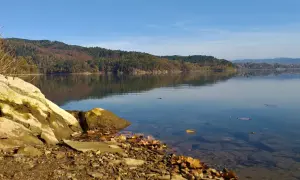 Kamieniste brzegi jeziora, lasy na wzgórzach i spokojna tafla wody tworzą idealne miejsca do wędkowania.