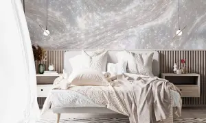 Traumhafte schlafzimmer wand ideen mit einer Tapete im Sternenhimmel-Design. Gemütliches Bett mit vielen Kissen und Decken.