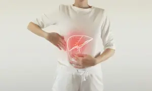 Kobieta trzyma się za brzuch, gdzie widoczny jest zarys wątroby z czerwonym podświetleniem, sugerującym ból wątroby.