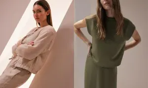 Zwei Frauen in stilvollen, **monochromen Outfits**: eine in Beige mit Leinenjacke und Hose, die andere in Khaki mit Oberteil und Rock.