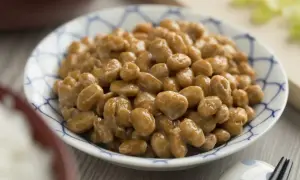 Nattokinaza na co pomaga? Miseczka sfermentowanej soi, czyli natto, bogatej w nattokinazę, która wspiera krążenie.