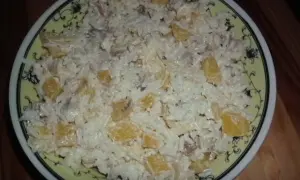 Sałatka z brzoskwiniami z puszki i ryżem, kremowa i sycąca, idealna na lekki posiłek.