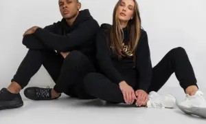 Para do dresów: czarne sneakersy dla niego, białe dla niej. Idealne połączenie komfortu i stylu.
