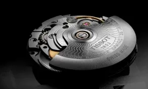 Mecanismo de reloj Tissot con el calibre Powermatic 80, mostrando engranajes y detalles grabados.