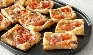Pizzerinki z ciasta francuskiego z pomidorkami i serem. Idealne na szybką przekąskę.