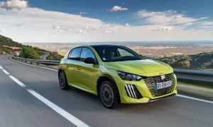 Jaskrawozielony Peugeot 208 na krętej drodze z widokiem na morze. Czy wady i zalety tego modelu skłonią Cię do zakupu?